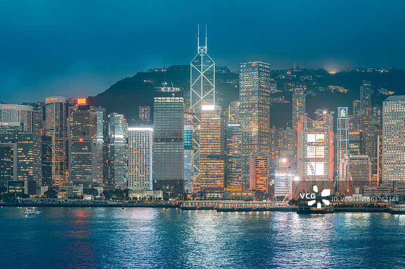从九龙眺望香港的天际线和海港图片素材