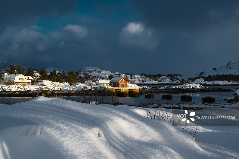 挪威罗弗敦，冬天峡湾的红色小屋图片素材