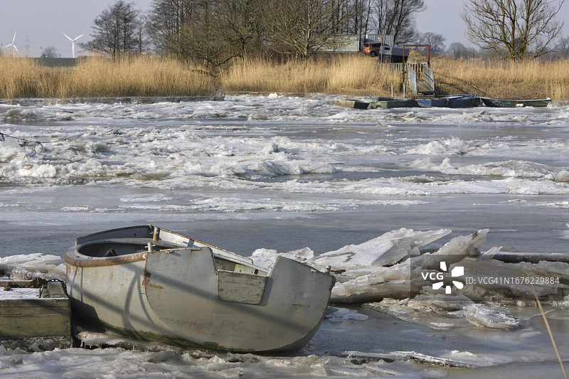 德国下萨克森州Wesermarsch区的Strohauser板块，下Weser核电站关闭后，Weser河上的冰况，船只被冰困图片素材