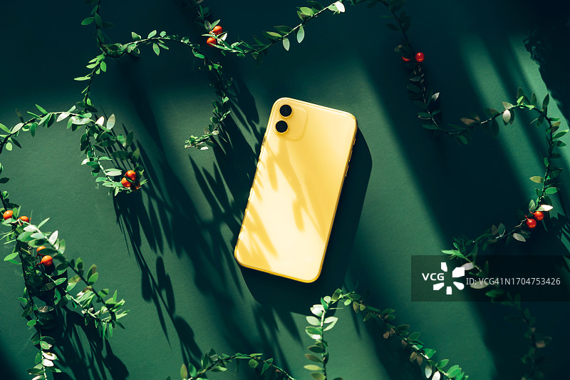 绿色背景上的黄色手机图片素材