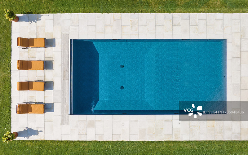 无人机俯瞰豪华游泳池图片素材