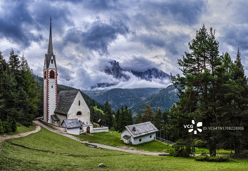 高山景观在白云石阿尔卑斯山与一个典型的教堂在一个山谷。图片素材