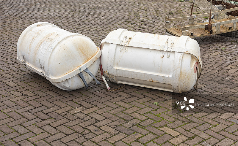 两个CSM救生筏集装箱躺在港口码头外面图片素材