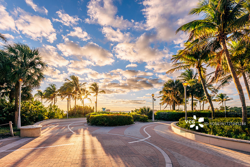 美国迈阿密南海滩，日出时沿着海边的木板路行走图片素材