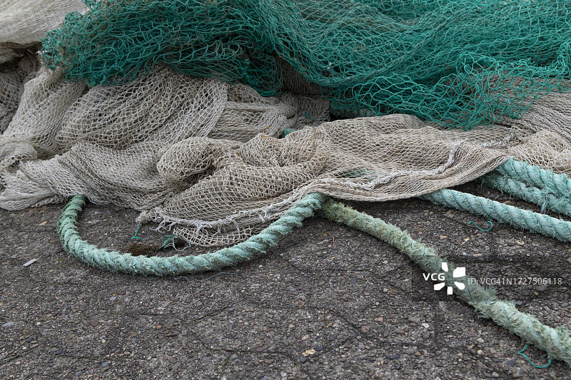 德国下萨克森州北海海岸库克斯黑文渔港的捕鱼、渔具、绳索和渔网图片素材