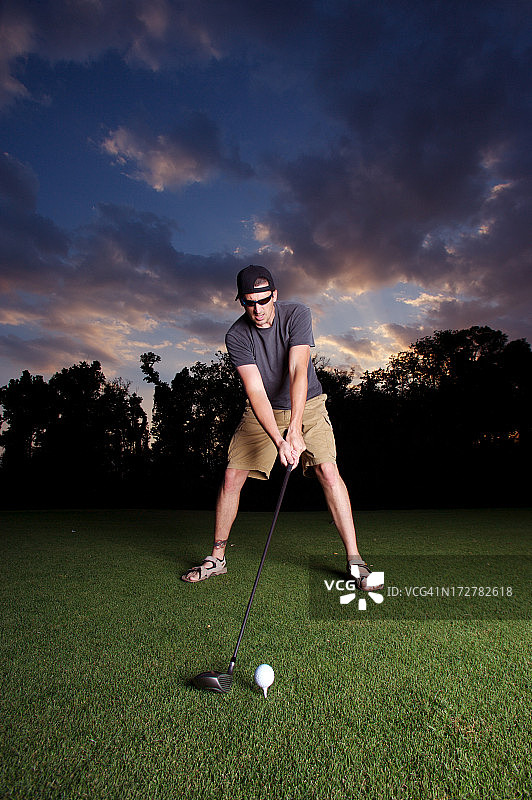 打高尔夫球的强度图片素材