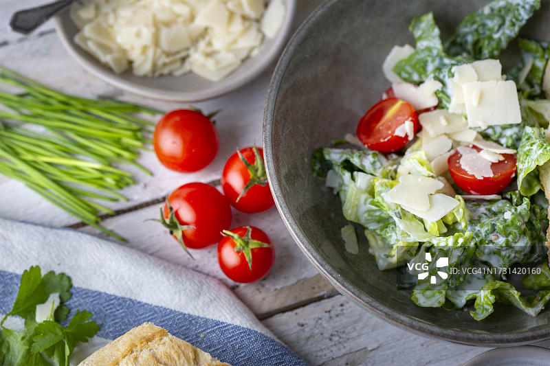 番茄蔬菜沙拉，面包和帕玛森奶酪图片素材