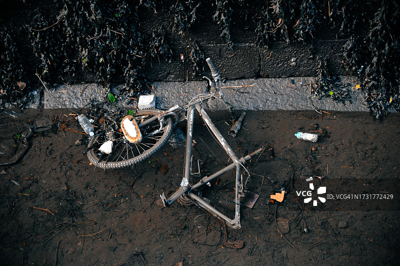 弃置在海边的自行车和塑料瓶——环境问题图片素材