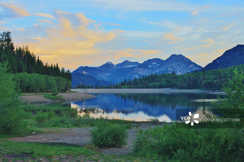 美国犹他州湖光山色的蓝天美景图片素材
