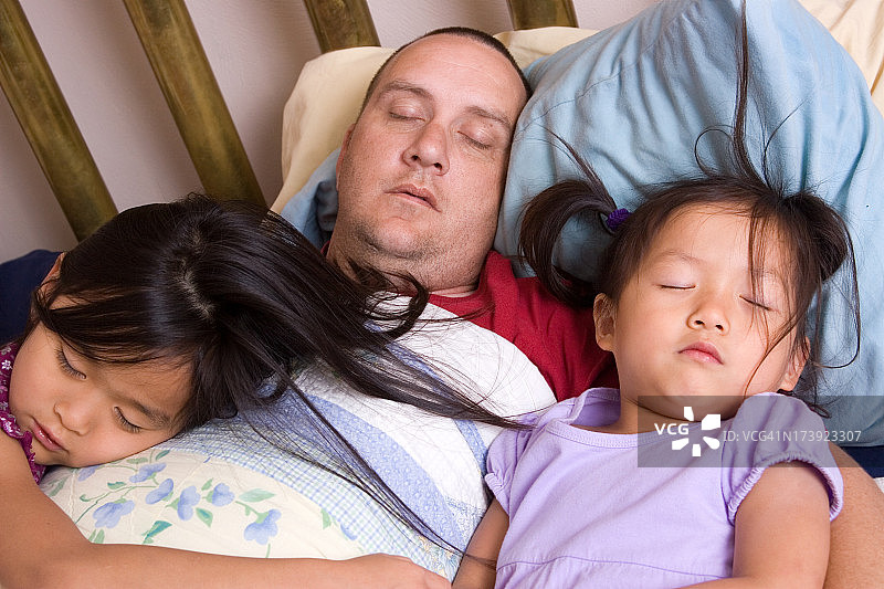 养父和女儿睡在一起图片素材