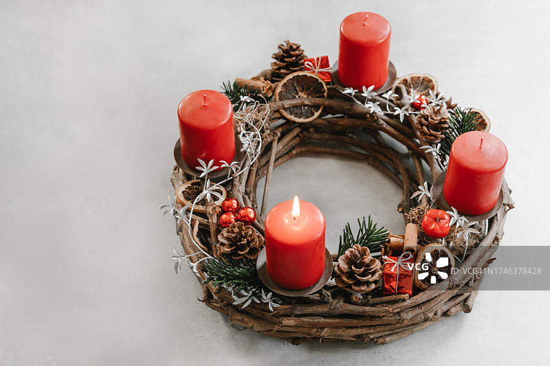 降临节花环上点燃的第一支蜡烛。瑞士的传统是计算圣诞节前的天数。图片素材