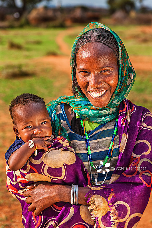 来自博拉纳部落的妇女抱着她的孩子，埃塞俄比亚，非洲图片素材