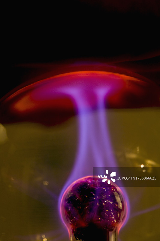 有红、紫、粉红放电的等离子球图片素材