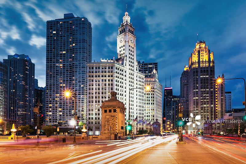 美国伊利诺斯州芝加哥市中心的夜间条纹图片素材