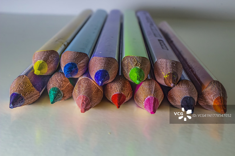 匈牙利，桌子上彩色铅笔的特写图片素材