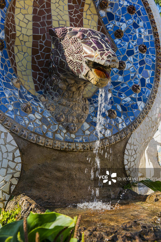 高迪在西班牙巴塞罗那Guell公园龙阶上的雕像图片素材