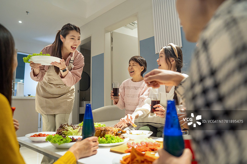 亚洲人在家里吃团圆饭图片素材