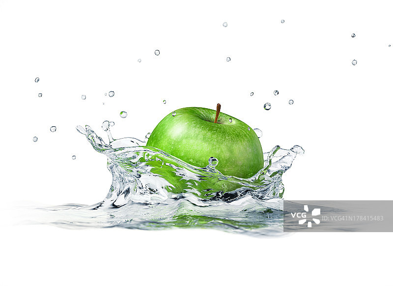 青苹果溅进水里。特写侧视图。图片素材