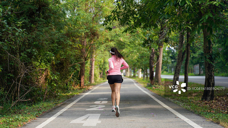 开始进入新的一年2024年。在自然赛道上跑步的女跑步者开始走向成功的目标。人们跑步是2023年的一部分。假日运动养生理念图片素材