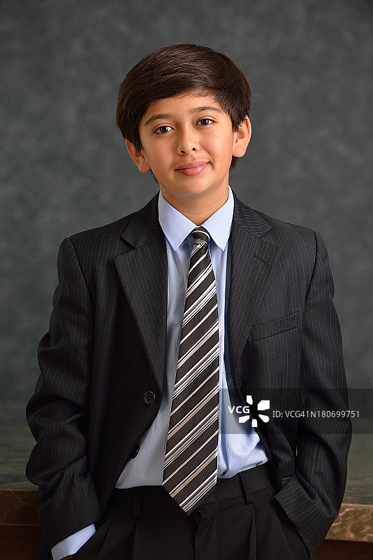 一个穿着商务装的12岁男孩的肖像图片素材