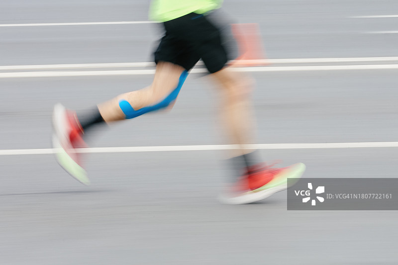 低段铁人三项运动员在城市中快速奔跑，抽象运动背景图片素材