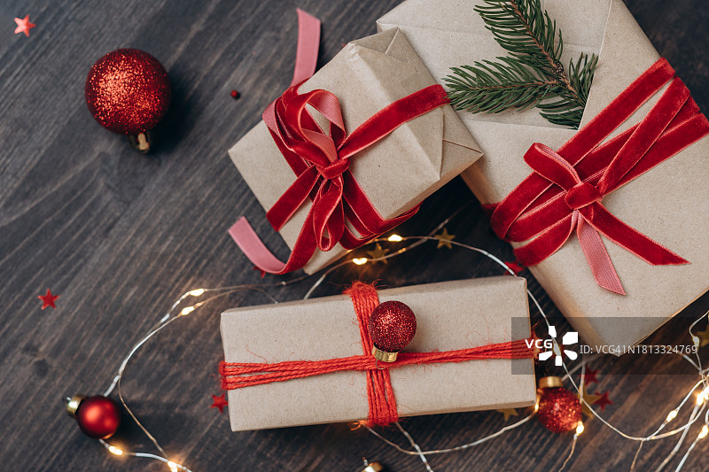 带有节日装饰的圣诞或新年礼物。用绿色环保纸包装礼物。圣诞节的主题图片素材