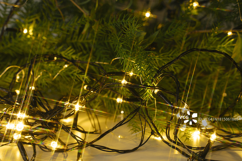 圣诞树上装饰着金色的电子花环图片素材