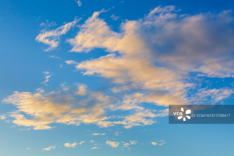 安大略秋天多云的蓝天。图片素材