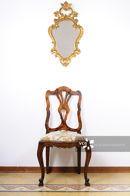 旧金镜和复古椅子图片素材