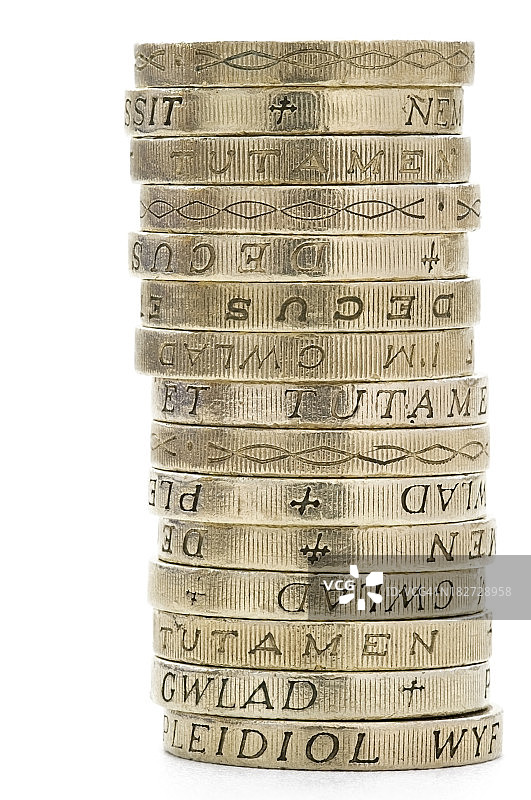 一堆孤立在白色背景上的一英镑硬币图片素材