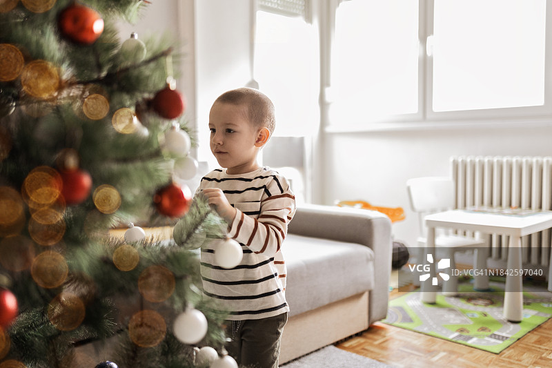 男孩在树上施圣诞魔法图片素材