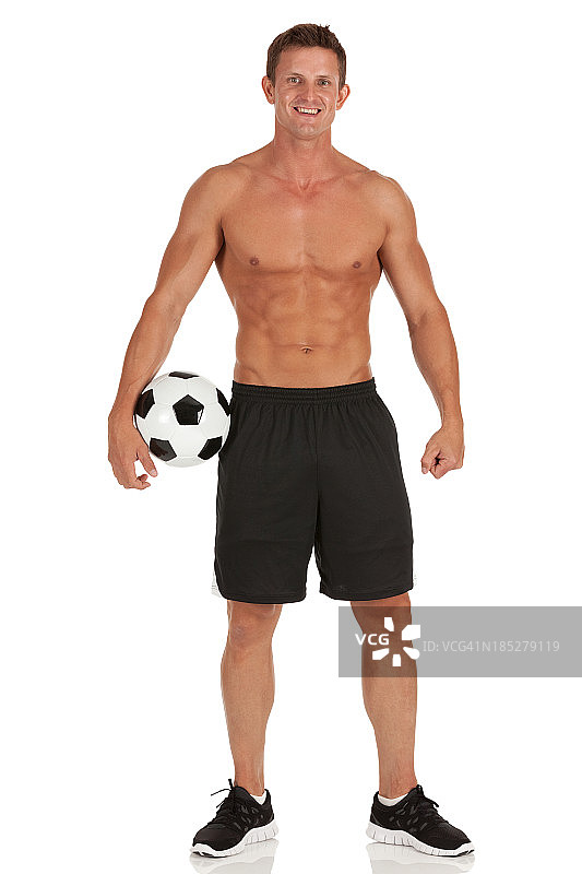快乐的运动员拿着一个足球图片素材