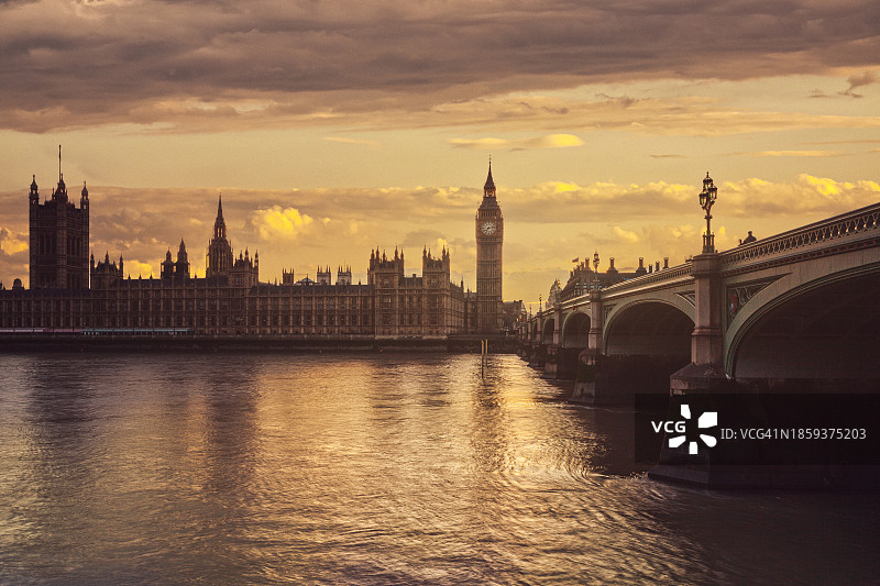 日落时的伦敦大本钟和议会大厦，英国城市景观图片素材