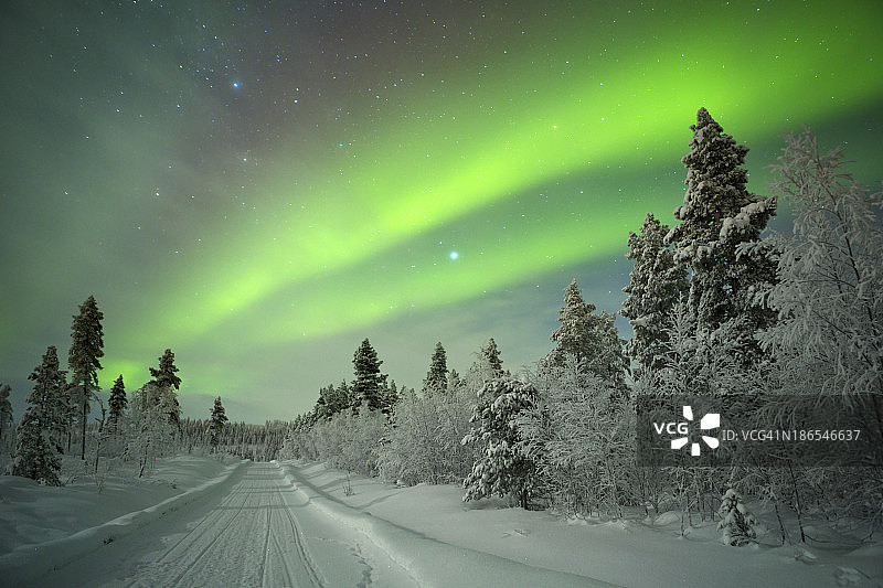 芬兰拉普兰冬季的北极光图片素材
