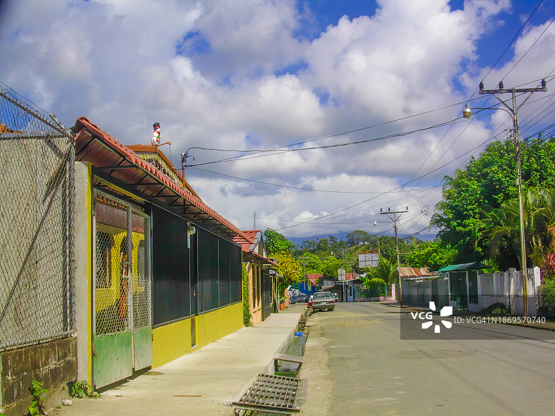 哥斯达黎加蓬塔雷纳斯省的奎波斯，空荡荡的街道上有五颜六色的传统房屋图片素材