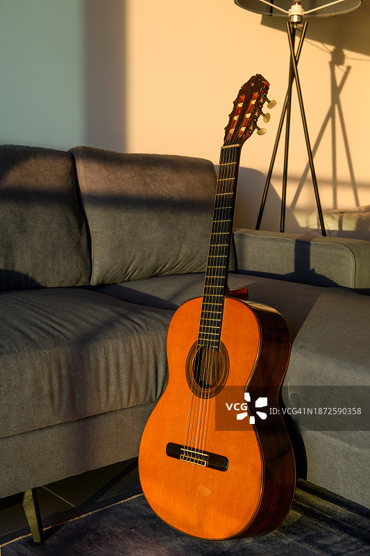客厅里的古典吉他图片素材