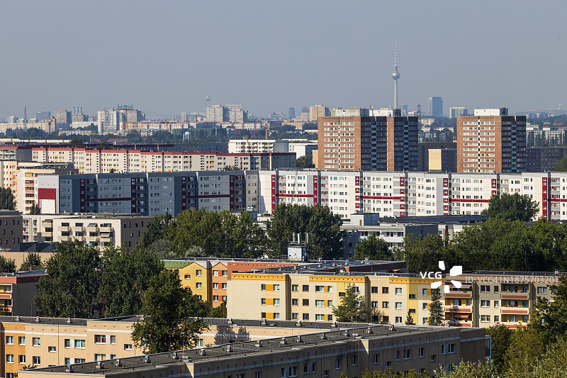 柏林电视塔与居民区(柏林-马尔扎恩，德国)图片素材