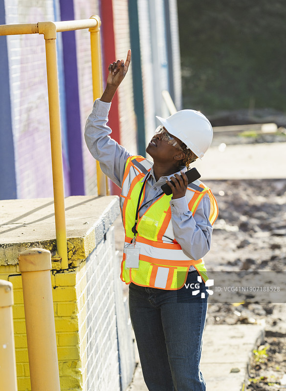 工地上的非裔美国女性建筑工人图片素材