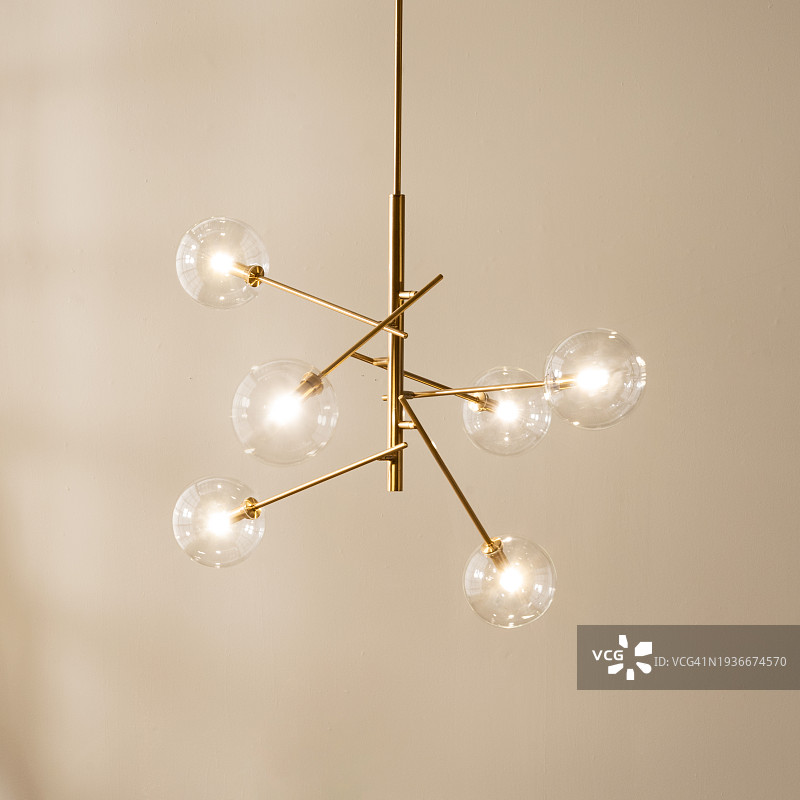一个现代水晶吊灯，具有清晰，闪闪发光的灯悬挂在灯具图片素材