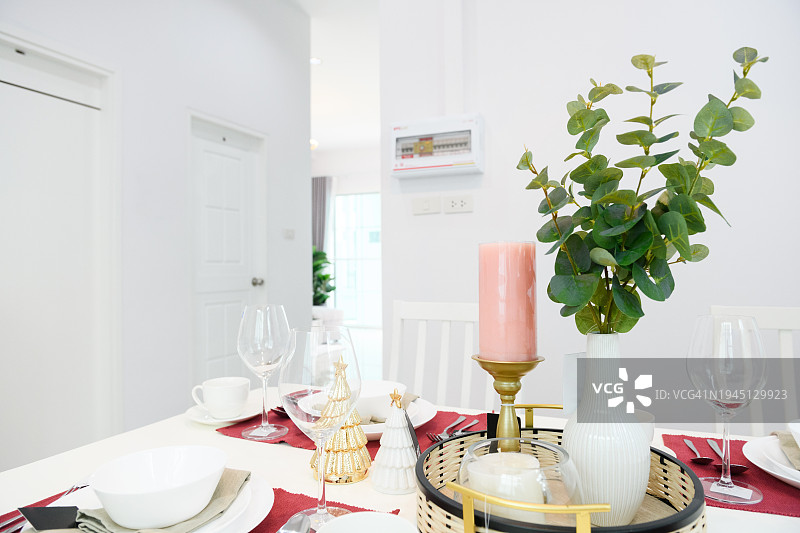 现代住宅的餐桌装饰图片素材