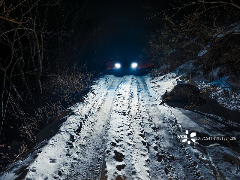 雪夜行驶在山路上的汽车图片素材
