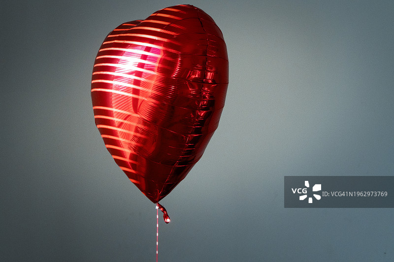 灰色背景上的红色心形气球图片素材