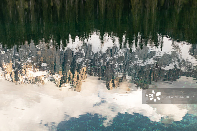 卡雷扎湖在阴天的倒影图片素材