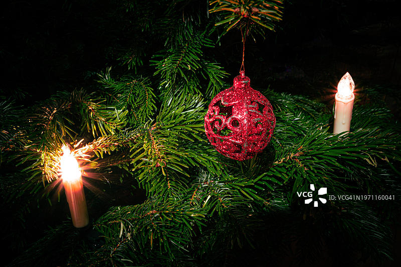 欧洲，德国，图林根州，耶拿，圣诞树上的红色圣诞小装饰品图片素材