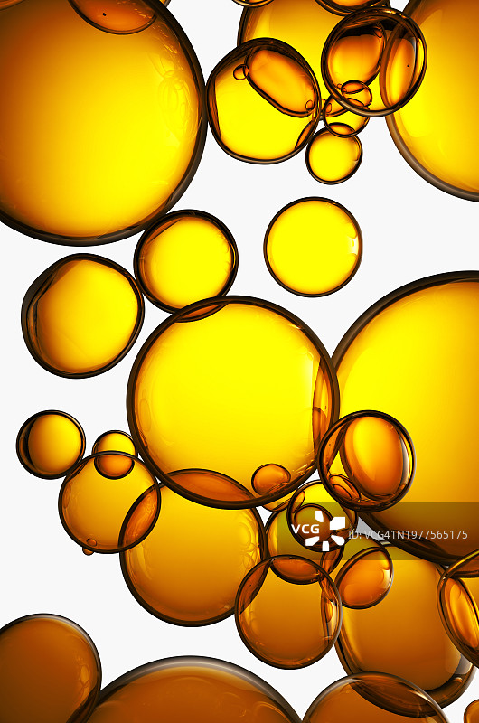白色背景上水中黄色油泡的特写。图片素材