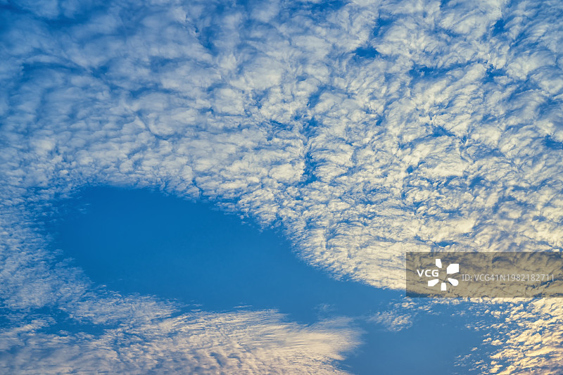 美丽的云波映衬着明亮的蓝天。图片素材