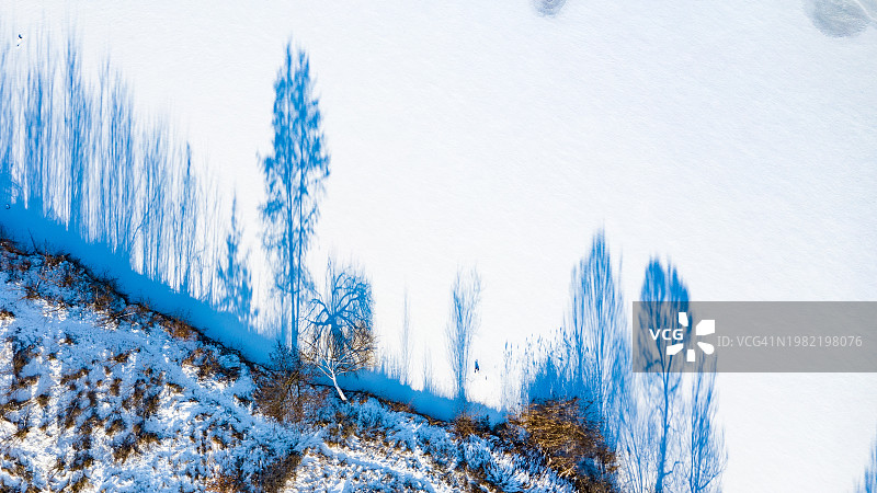 冬天的拥抱:湖面上的冰封阴影交响曲图片素材
