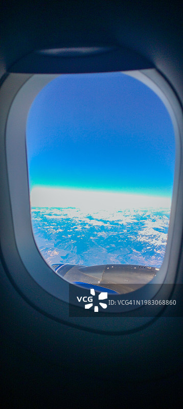 从飞机的高角度看地球和黑暗的天空图片素材