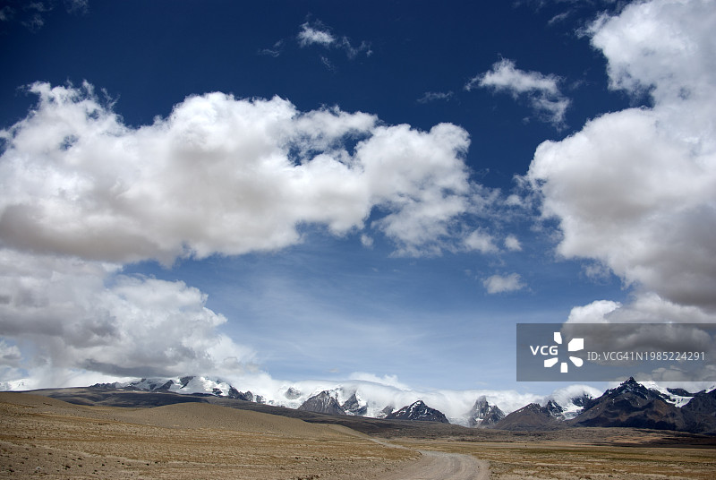 穿越青藏高原通往中国西藏定日的公路图片素材