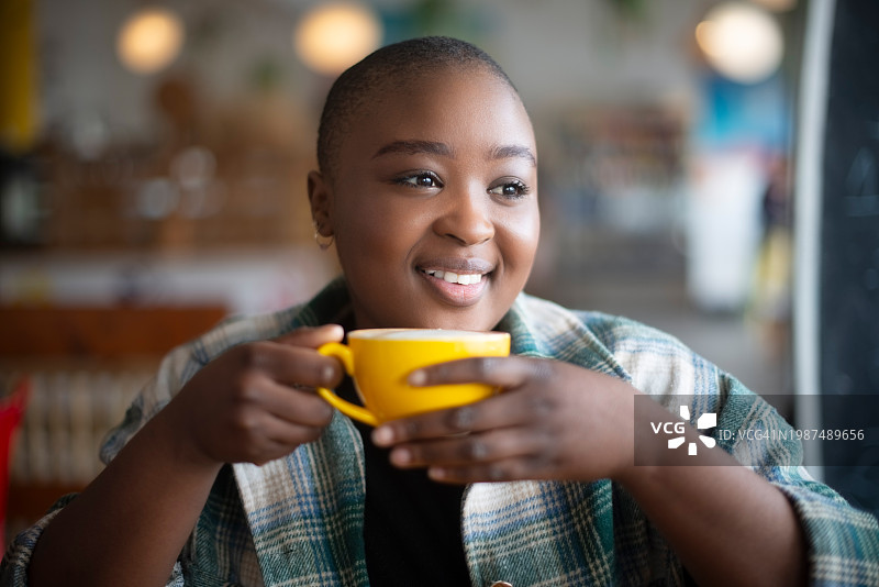 黑人妇女，在咖啡店里思考和快乐，周末早上和茶歇放松。非洲人，积极和创造性的想法与一杯卡布奇诺，健康和温暖的饮料在餐厅图片素材